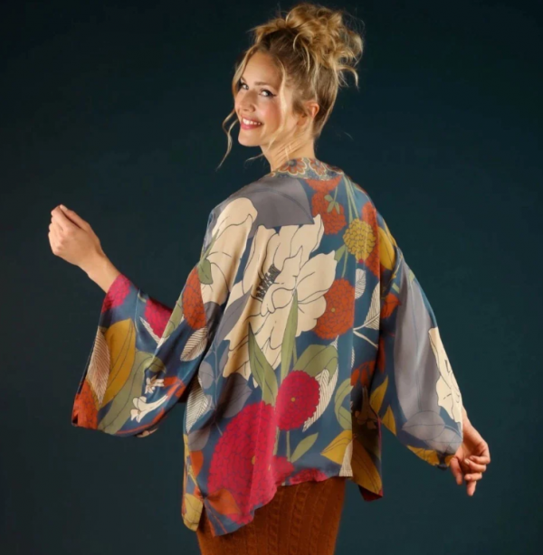 Jaket Kimono dengan Aksen Pita di Punggung